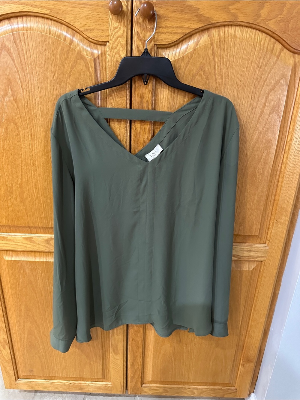 Loft brand Olive Green V-Neck Long-Sleeve Women's Lightweight Blouse. Size XL